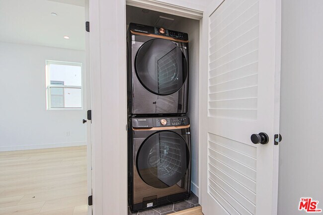 Building Photo - 11736 Gilmore St