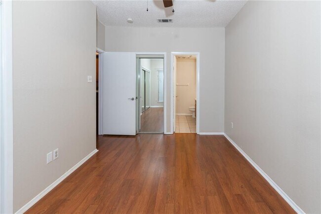 Building Photo - 806 W 24th St