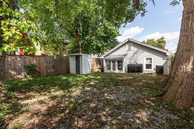 Building Photo - 2 Bed, 1 Bath Rancher in Charles Town, WV
