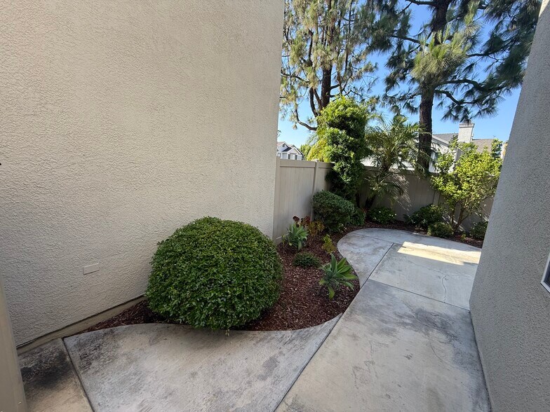 Building Photo - 748 North Siavohn Drive