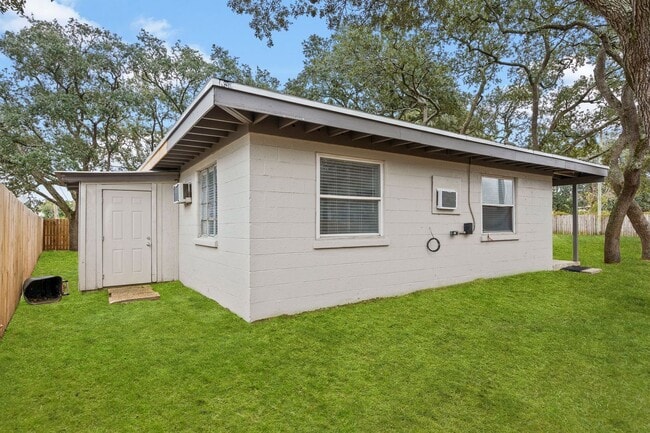 Building Photo - Quaint 1 bedroom cottage in Fort Walton Be...