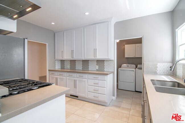 Building Photo - 342 N Orange Dr