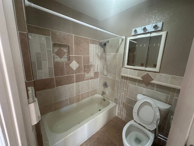 Building Photo - One bedroom, One bathroom front/back duplex. Pet Friendly! Located in Scottsbluff!
