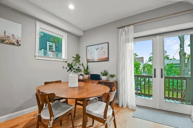 Building Photo - Renovated Apartment in Medford