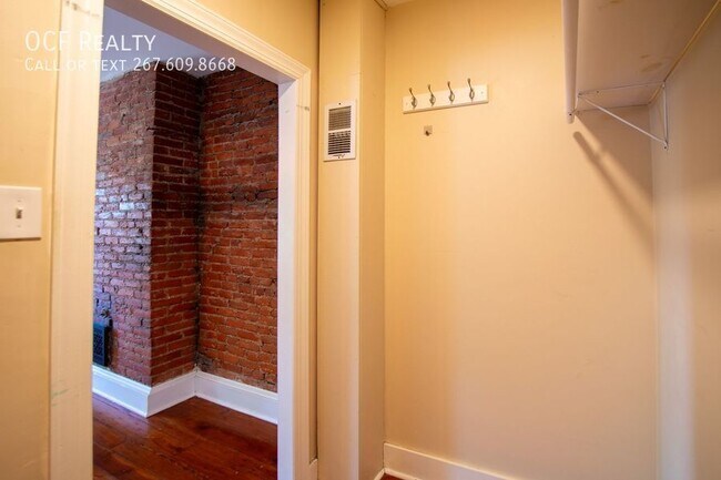 Building Photo - 2211 Bainbridge St