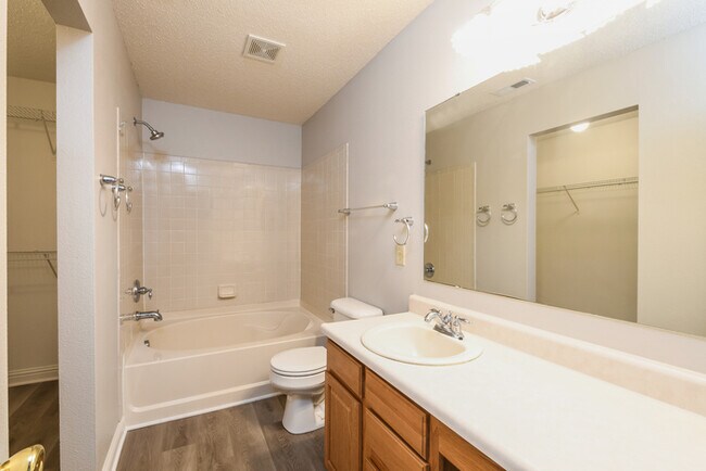 Building Photo - Ingalls 3-Bedroom with Expansive Living Space