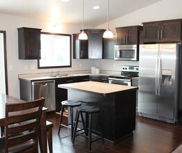 Building Photo - 3 Bed 2 Bath Twin Home