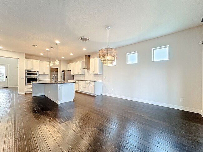 Building Photo - Executive Home with 5 bedrooms / four 1/2 ...