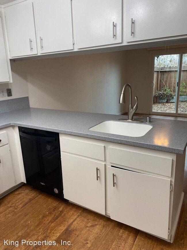 Building Photo - 3 br, 2.5 bath House - 3401 Bermuda Avenue...