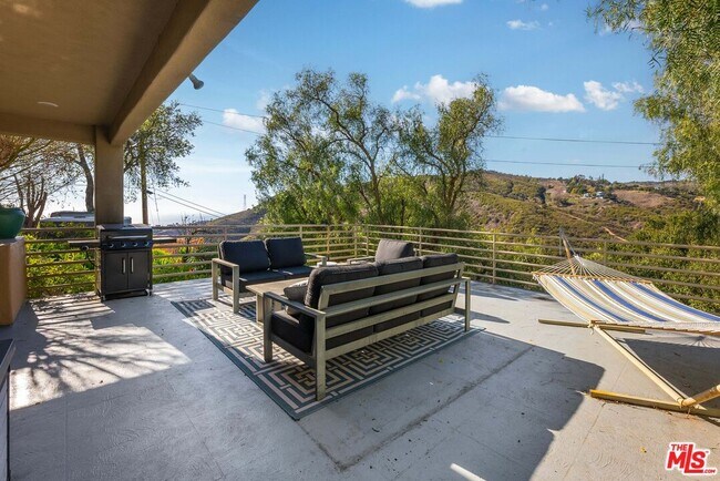 Building Photo - 4350 Hillview Dr