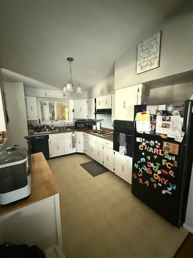 Building Photo - Three Bedroom / 1.5 Bathroom House AVAILAB...