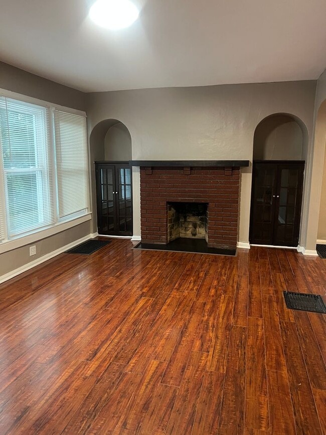 Building Photo - Charming residence boasts two spacious bed...