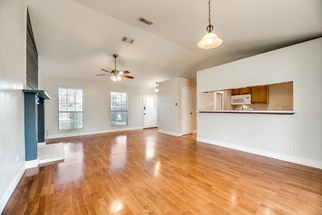 Building Photo - Charming 3-Bedroom Home with 2 Baths in Prime Fort Worth Location