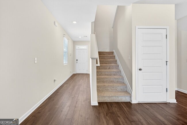 Building Photo - 122 Silver Birch Pass