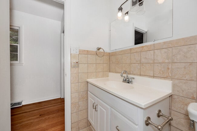 Building Photo - 2105 Shannonhouse Rd SW