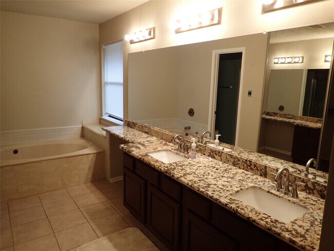 Building Photo - 2130 Greencove Ln