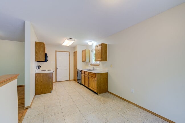 Building Photo - 650 Top Notch Ln