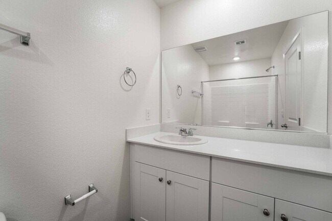 Building Photo - Stylish Townhome Living: Luxury and Comfort!