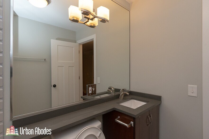 Building Photo - 556 W Arlington Pl