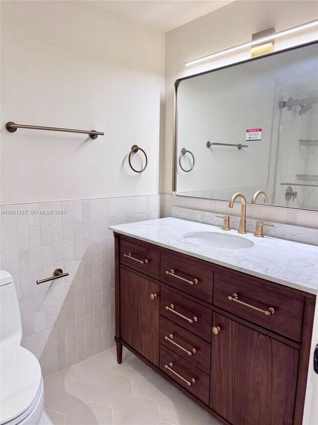 Building Photo - 90 Edgewater Dr