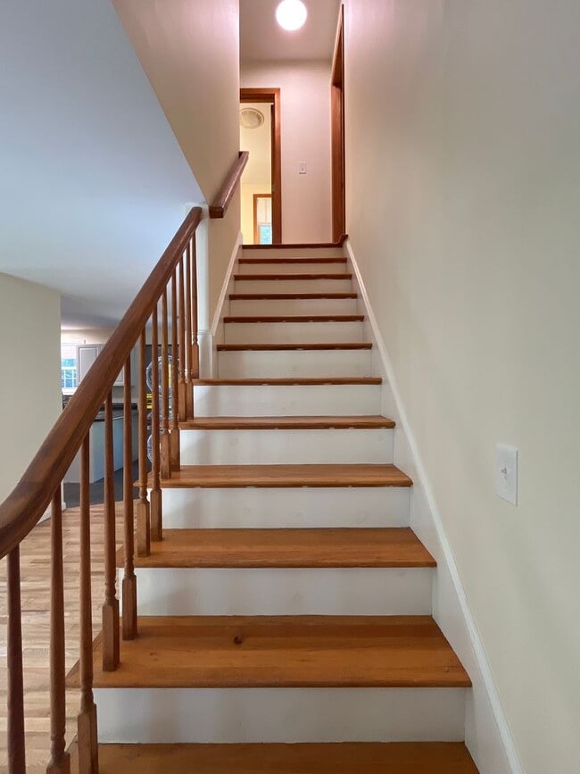 Building Photo - 3 Bedroom, 2 bath home newly renovated wit...
