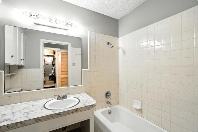 Building Photo - 3347 S 27th St