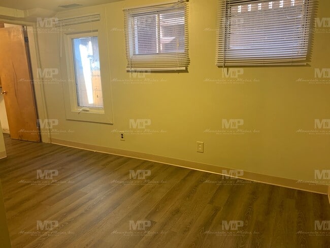 Building Photo - 638 1/2 S Meldrum St