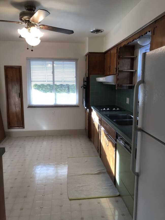 Kitchen - 116 Greencrest Ter
