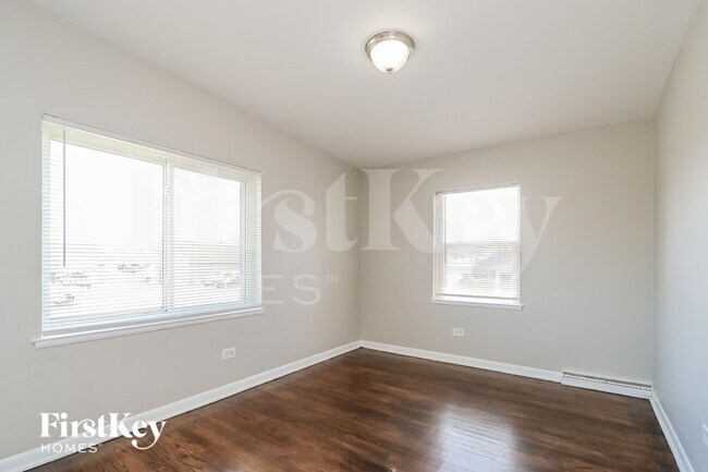 Building Photo - 335 E Vermont St