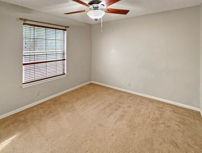Building Photo - Charming 4-Bedroom Home