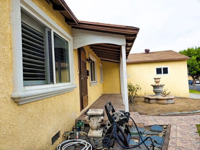 Building Photo - 2404 Foxglove Dr