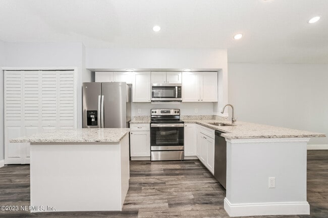 Building Photo - 2520 Townsquare Dr