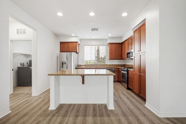 Building Photo - Spacious 4 Bedroom TownHome in Garden Grove!