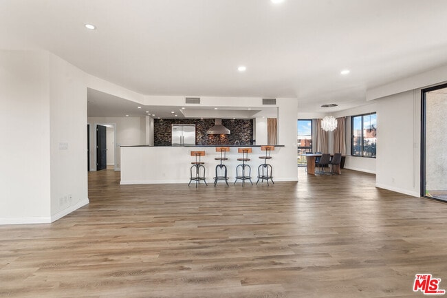 Building Photo - 4460 Wilshire Blvd