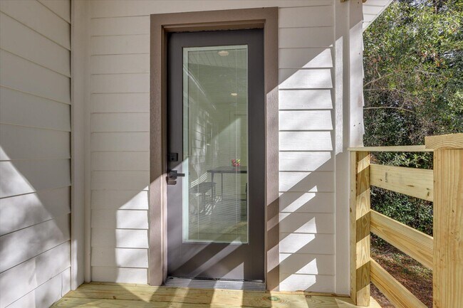 Building Photo - 643 W 8th Ave