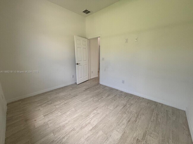 Building Photo - 1018 Maddock St E