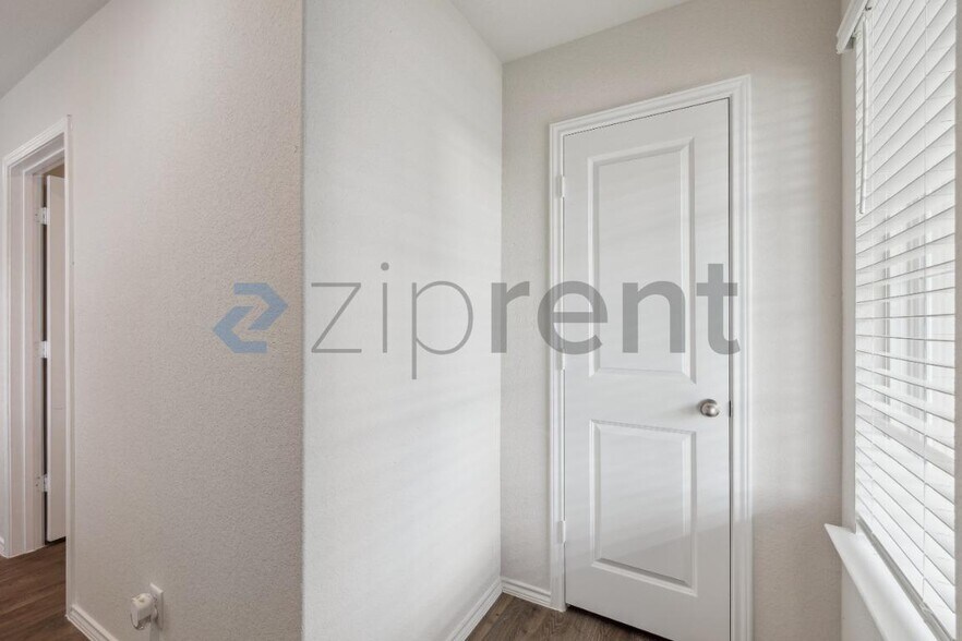 Building Photo - Unit