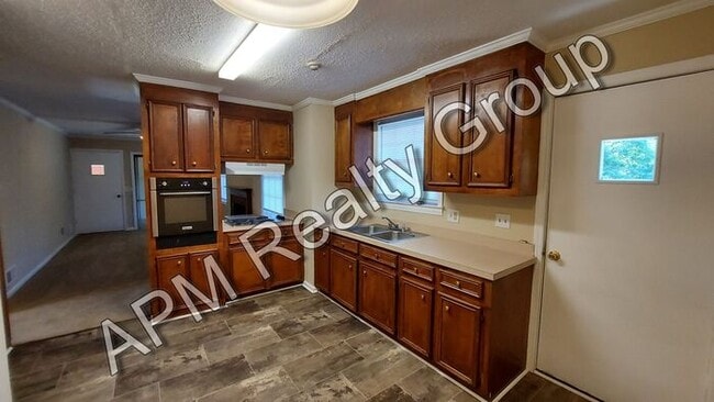 Building Photo - Large home in Southeast Columbia