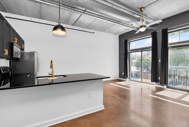 Building Photo - 626 N Graham St