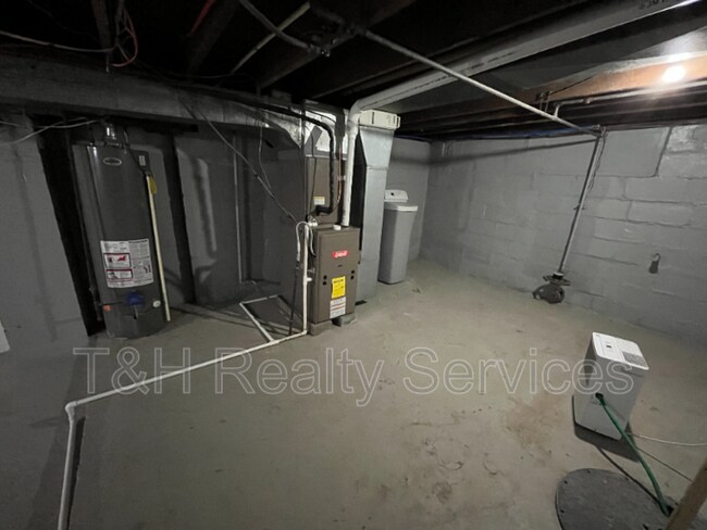 Building Photo - 5956 E Beechwood Ave