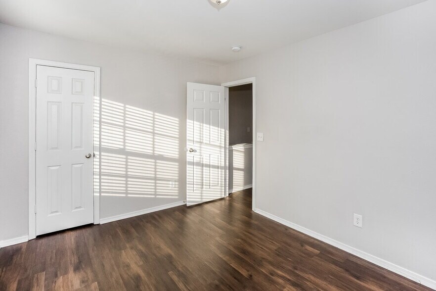 Building Photo - 910 Willow Wind Dr