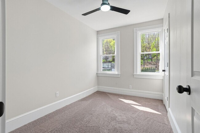 Building Photo - 3 bed 1 bath - completely updated, great location, central air, laundry