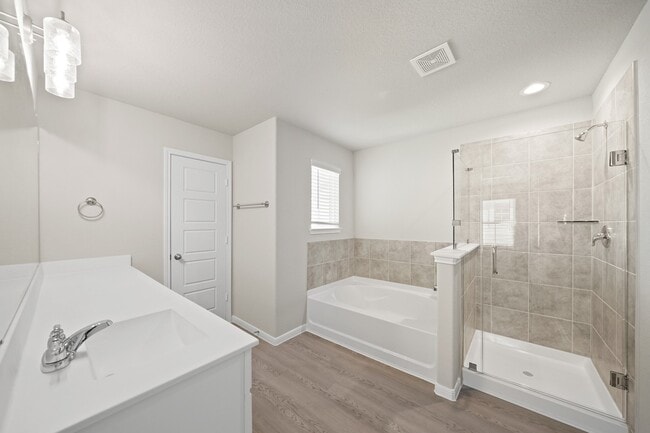 Building Photo - 831 Red Oakland Dr