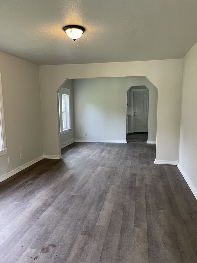 Building Photo - 1009 E 6th St