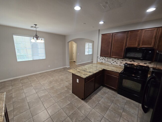 Building Photo - 950 S Wallrade Ln