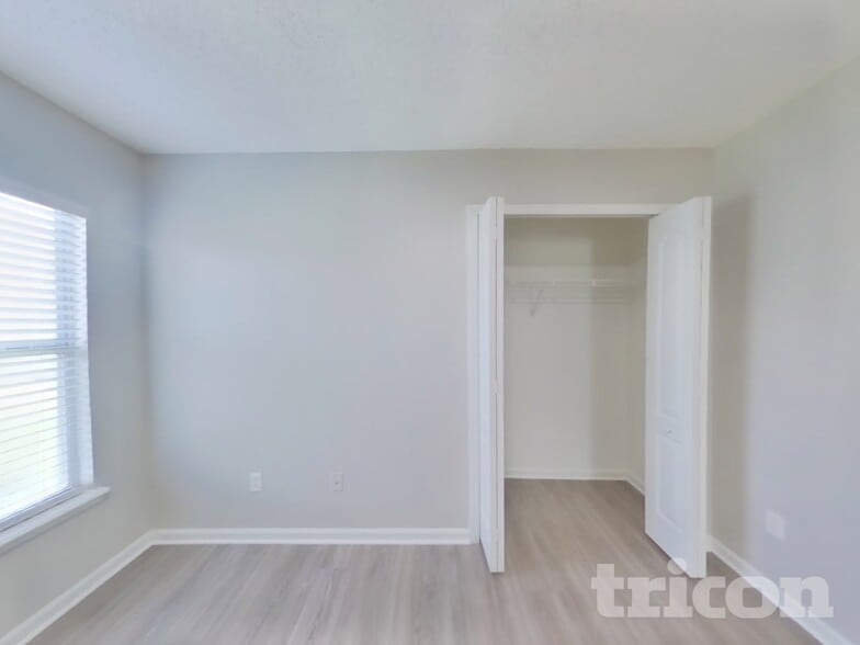 Building Photo - 6676 Southern Oaks Dr