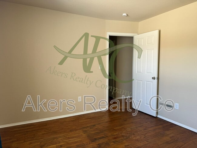 Building Photo - 343 E Bond Ct