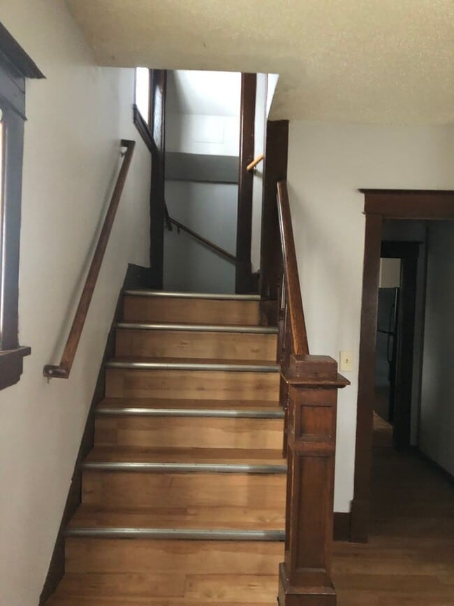 Building Photo - Cozy 3 bedroom house available