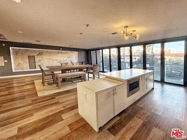 Building Photo - 723 S St Andrews Pl