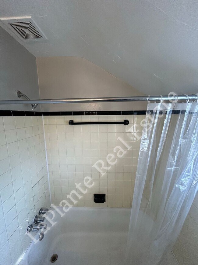 Building Photo - Well-Located 3-Bedroom Home Near Library Village